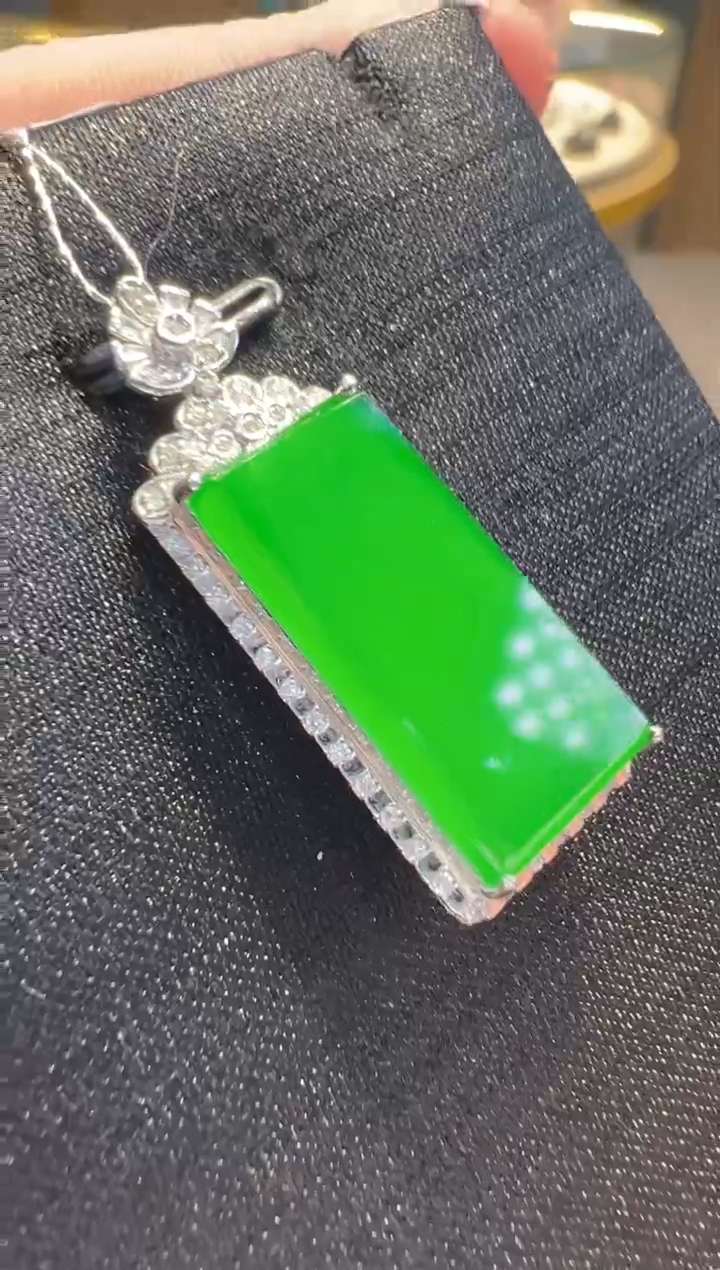 【闪购商品】翡翠吊坠(不含链)18K金镶嵌            