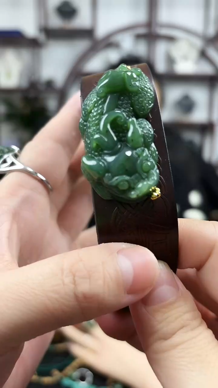 颈饰未镶嵌和田玉貔求手牌