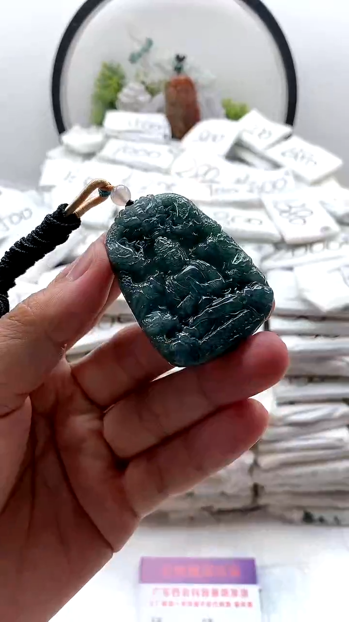 翡翠未镶嵌颈饰九龙观音