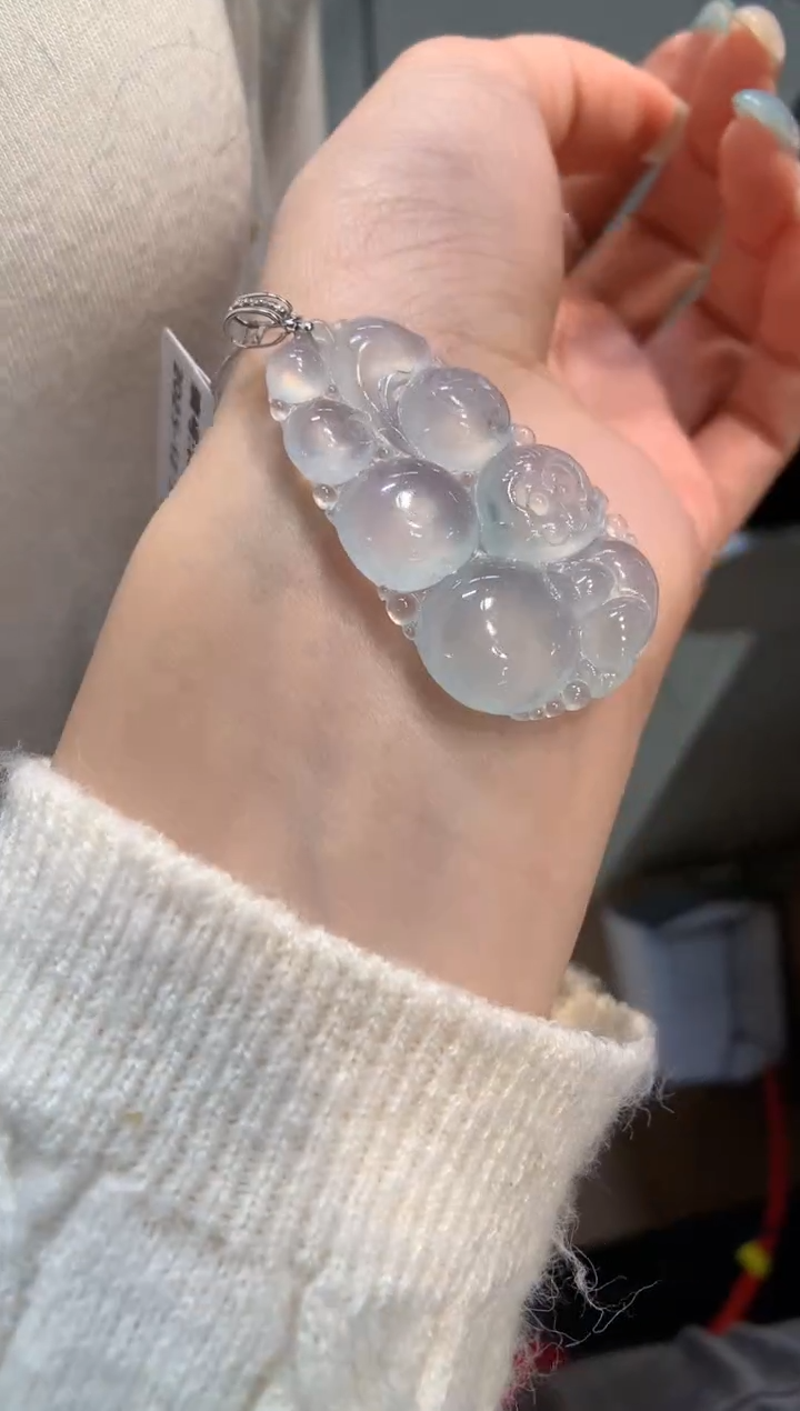 颈饰18K金镶嵌翡翠猴子