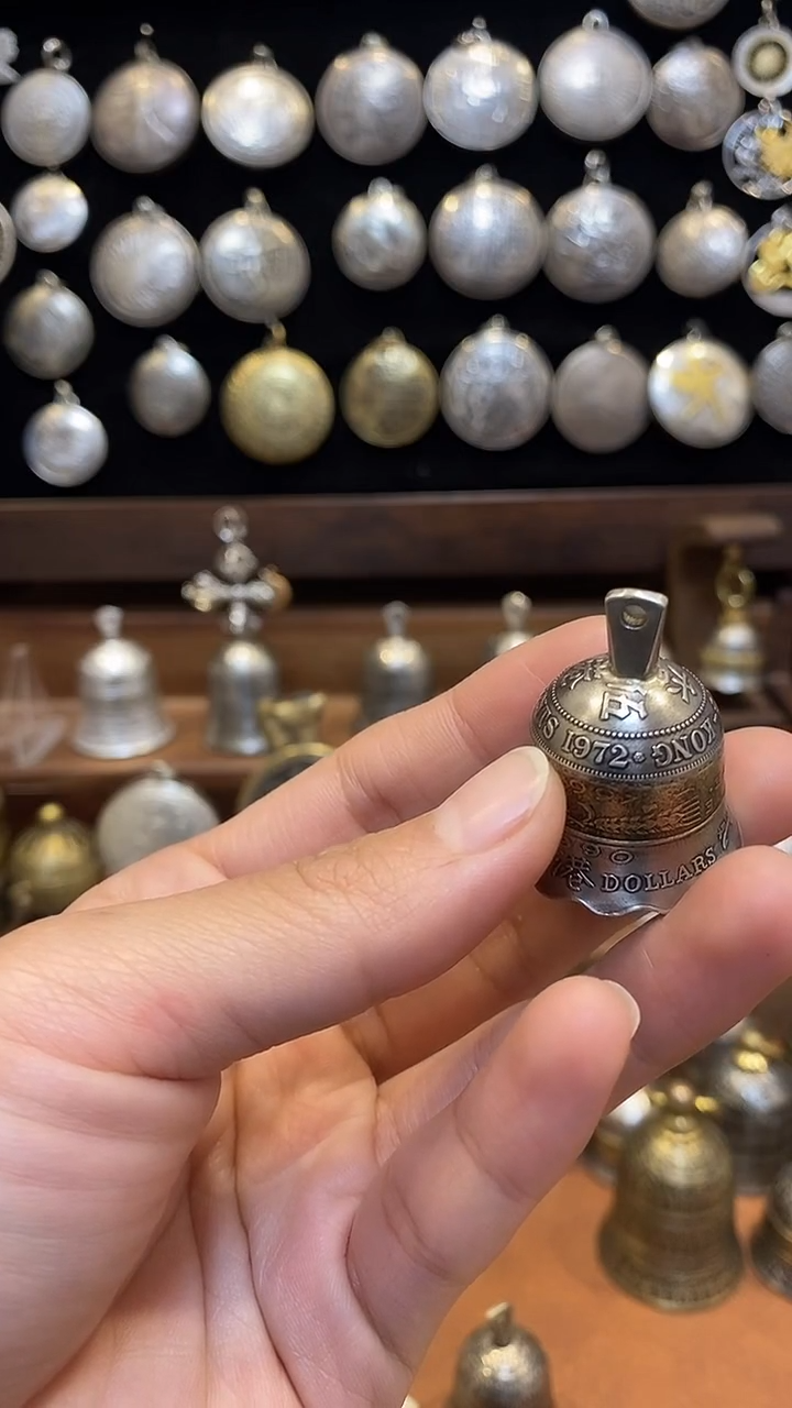 香港伍豪开口铃铛竞拍