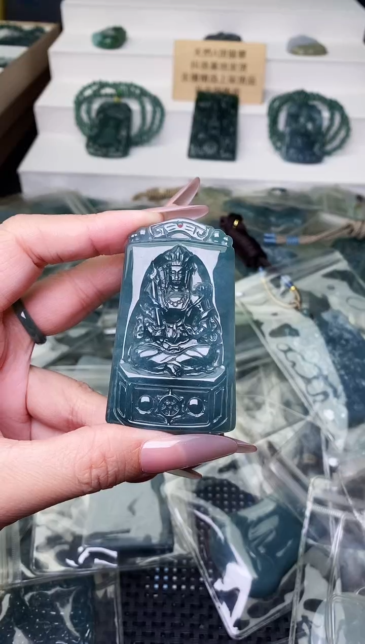 颈饰未镶嵌翡翠 