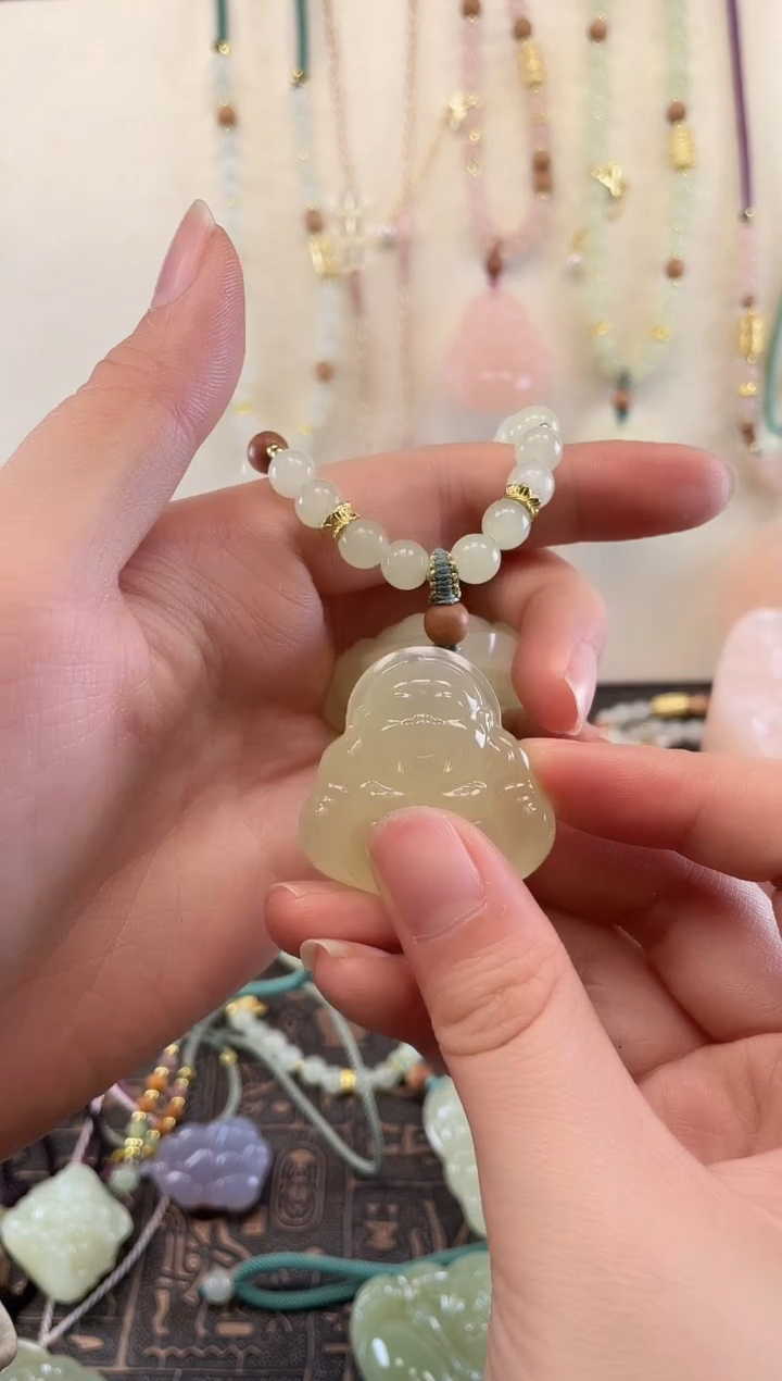 吊坠(赠链)未镶嵌石英质玉翼****政天然弥勒佛吊坠（绿色重工冰35