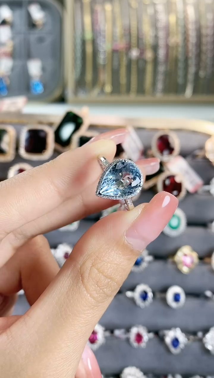 海蓝宝石戒指18K金镶嵌一个