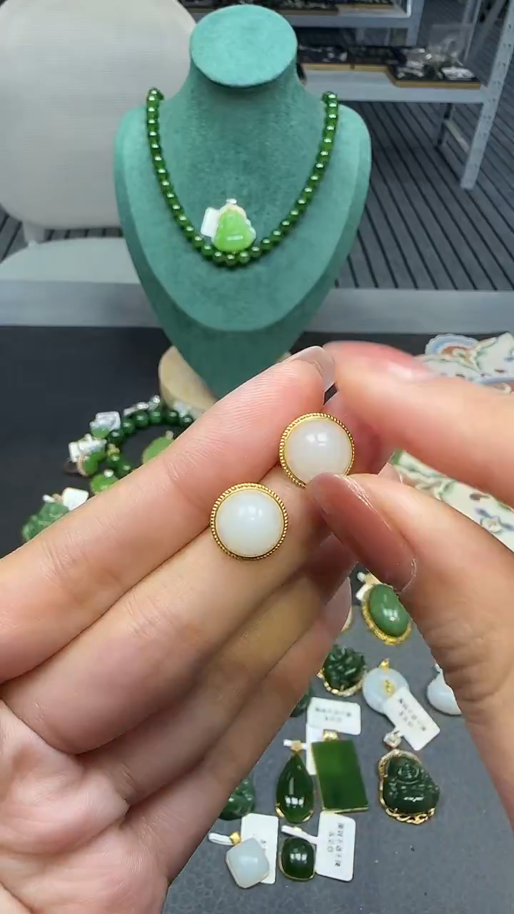 18K金镶嵌和田玉耳饰1