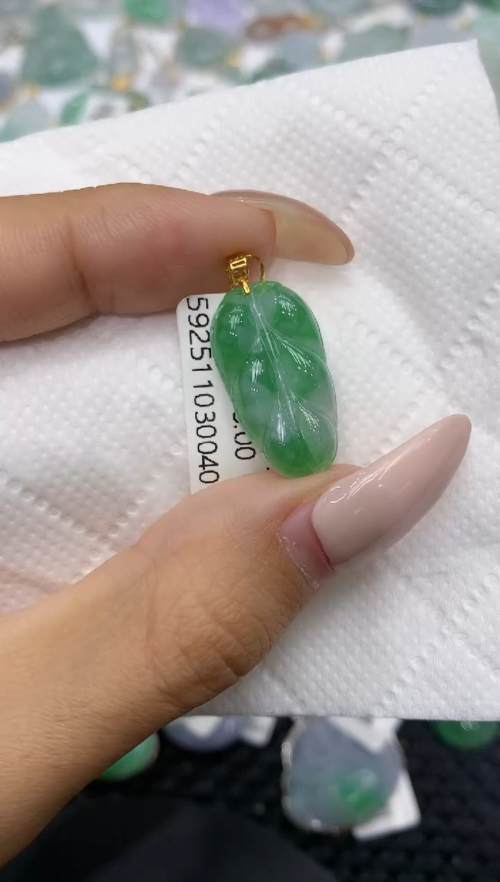 颈饰18K金镶嵌翡翠111111111111