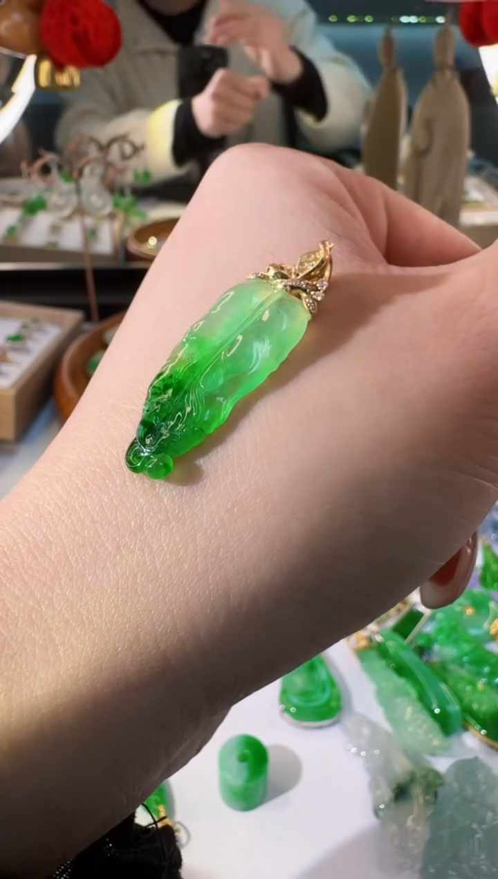 【闪购商品】翡翠颈饰18K金镶嵌缅甸翡翠A货吊坠
