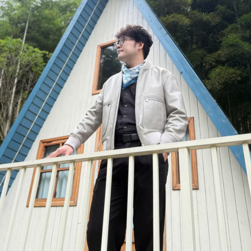 ”爱玛人仕26秀款橙灰色“Plonge小羊羔皮大口袋滚边飞行夹克