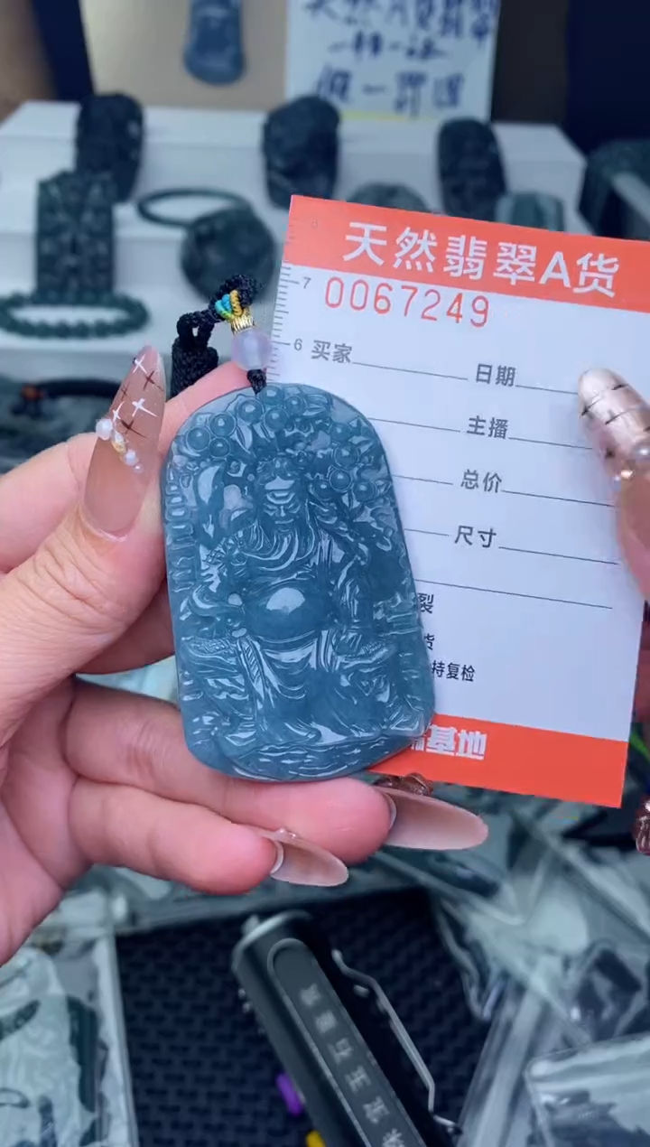 翡翠未镶嵌颈饰············