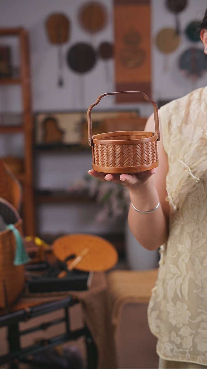 溪畔清篮非遗竹编