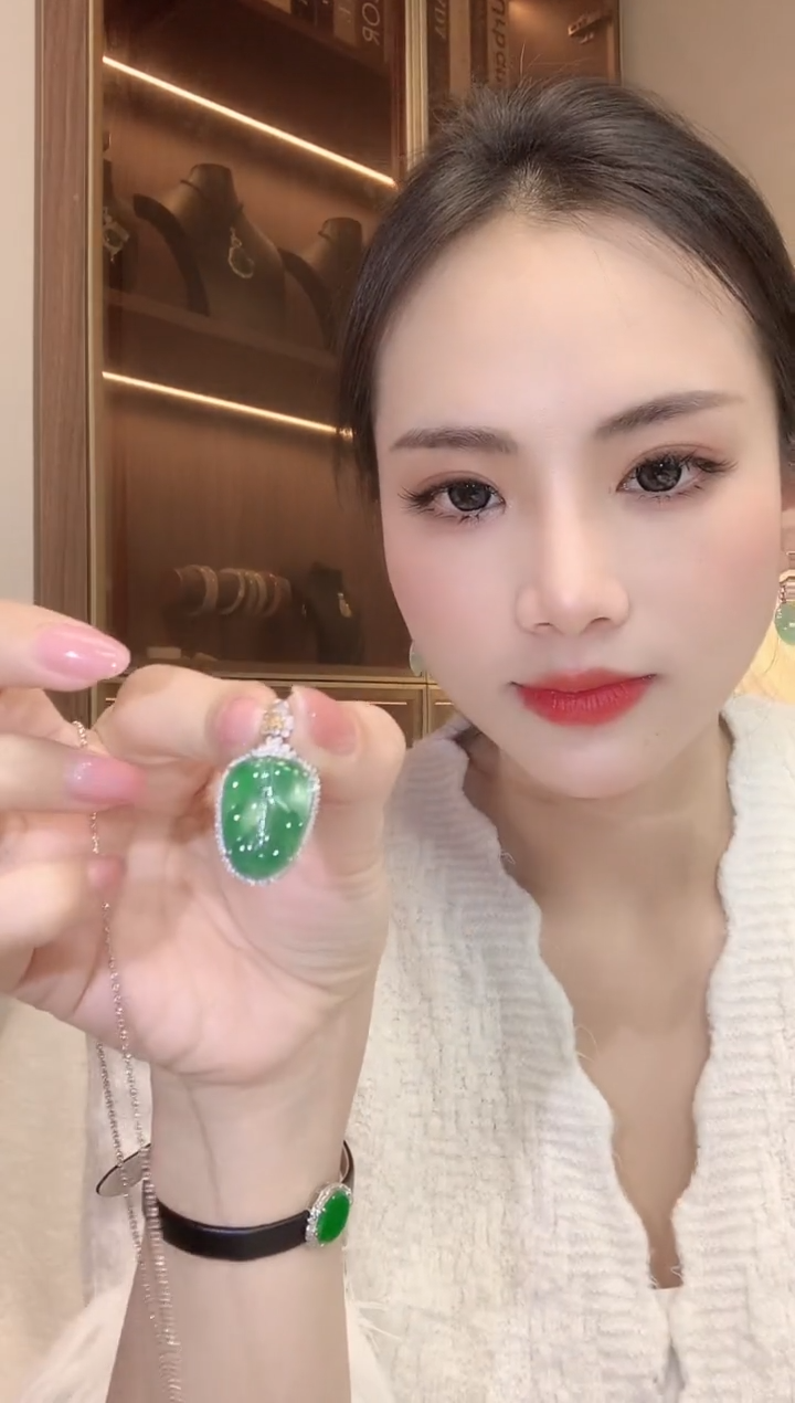 【闪购商品】翡翠吊坠(不含链)18K金镶嵌D17