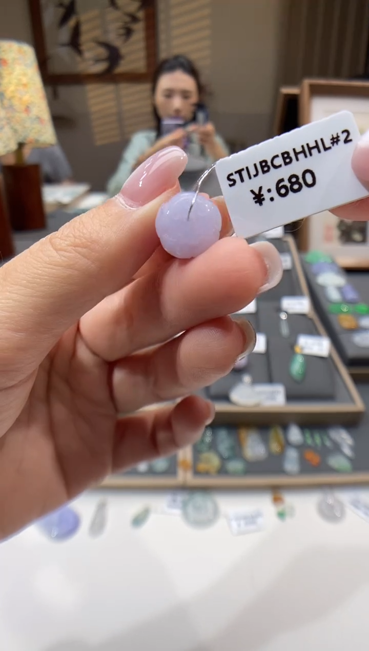 翡翠未镶嵌颈饰莲花