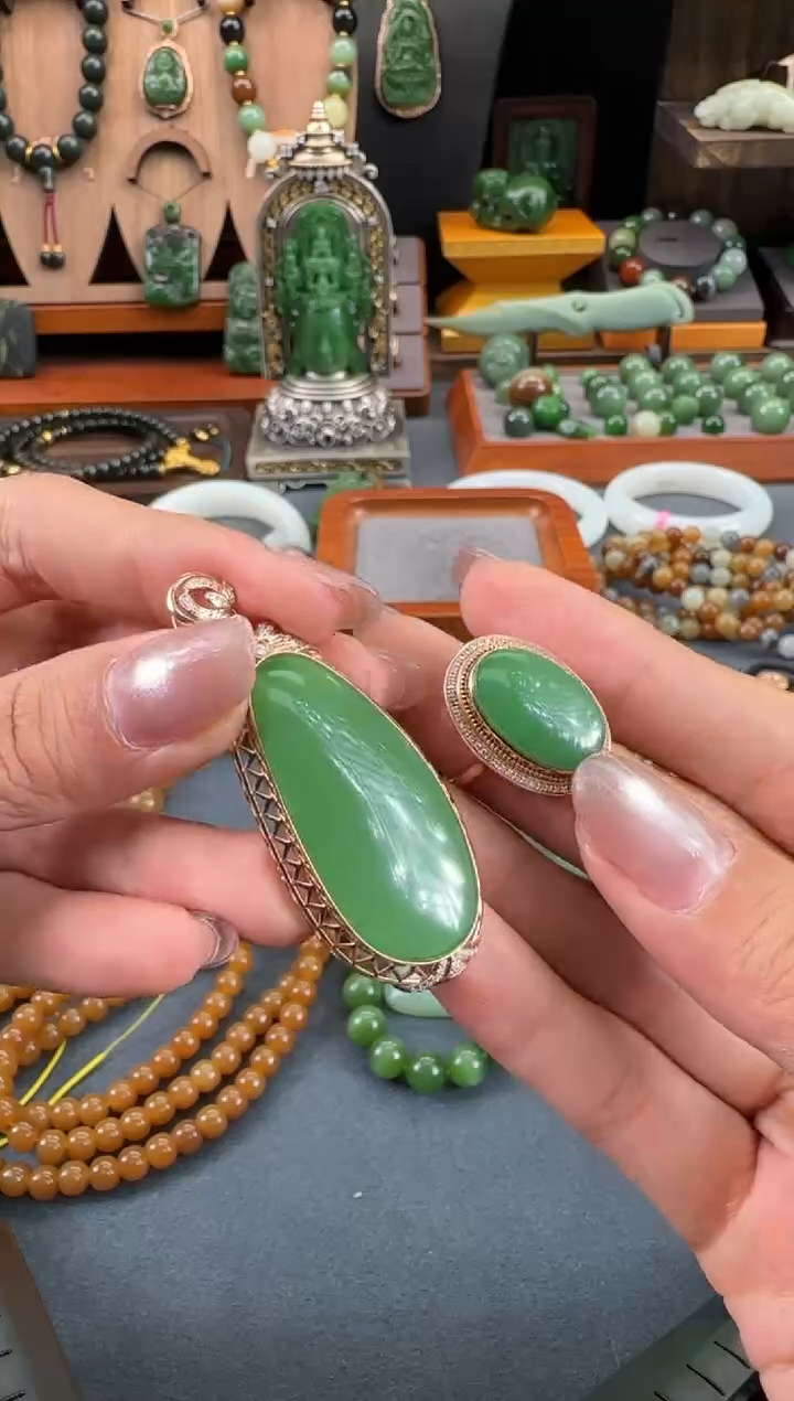 【闪购商品】和田玉（碧玉）吊坠18K金镶嵌1