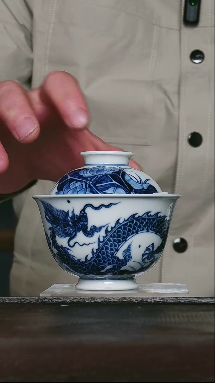 釉下青花明龙踏莲两财盖碗