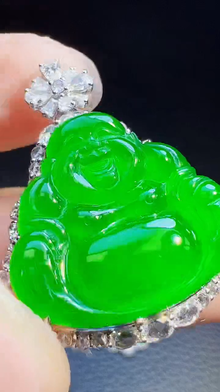 颈饰18K金镶嵌翡翠向*看翡翠