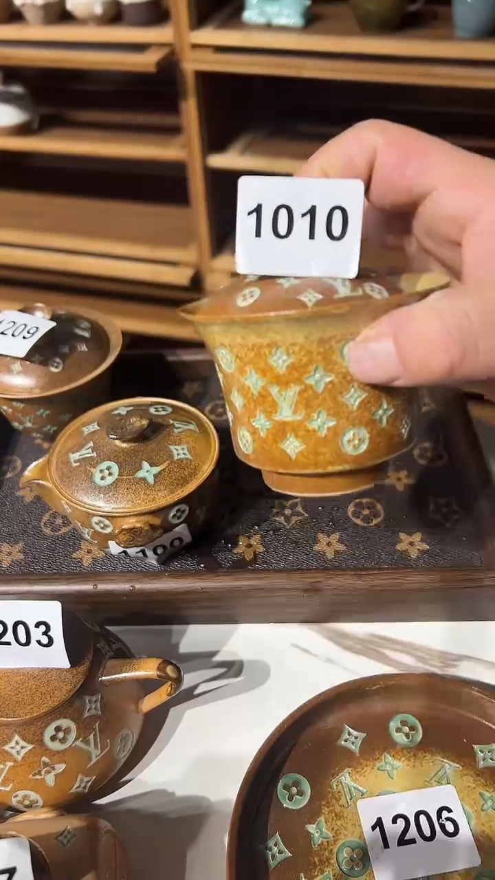 龙泉窑老花马蹄盖碗微瑕1010