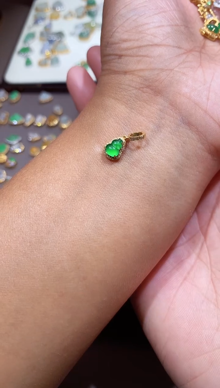 颈饰18K金镶嵌翡翠好*马11111111