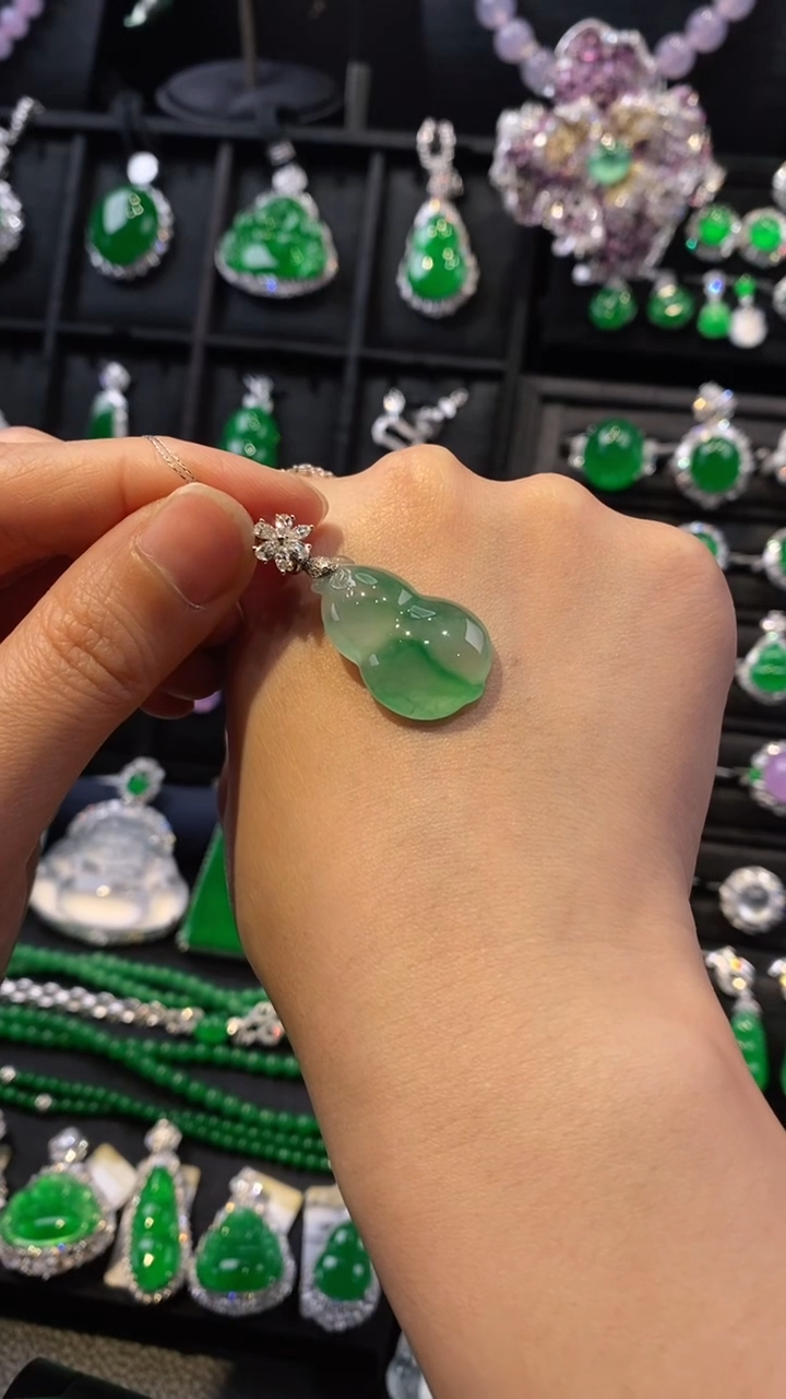 【闪购商品】翡翠颈饰18K金镶嵌葫芦吊坠5110601