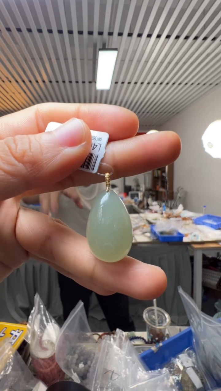 和田玉18K金镶嵌吊坠(不含链)和田玉水滴约15*22mm镶18K金吊坠