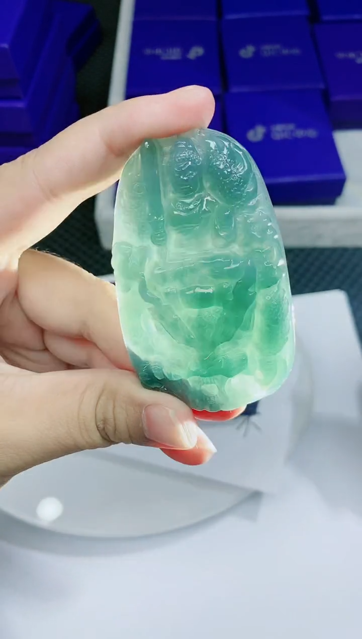 翡翠未镶嵌颈饰           