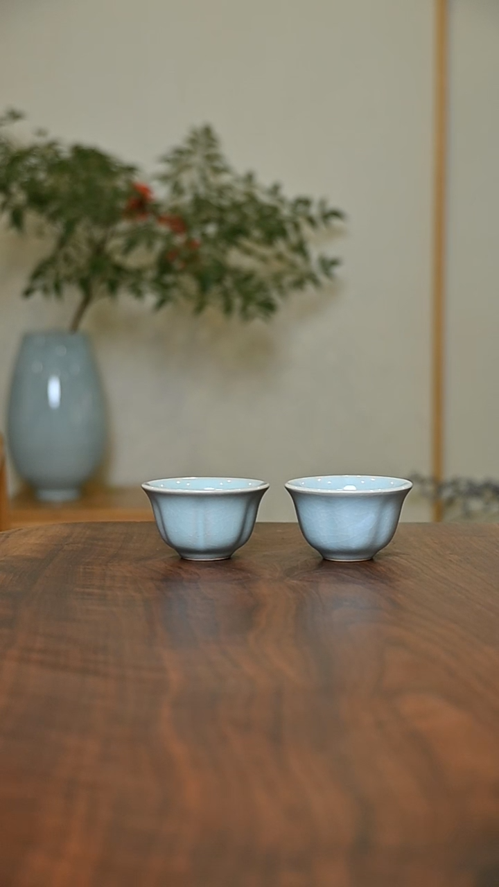 葵口杯2只 天青 微瑕 朱家汝窑款