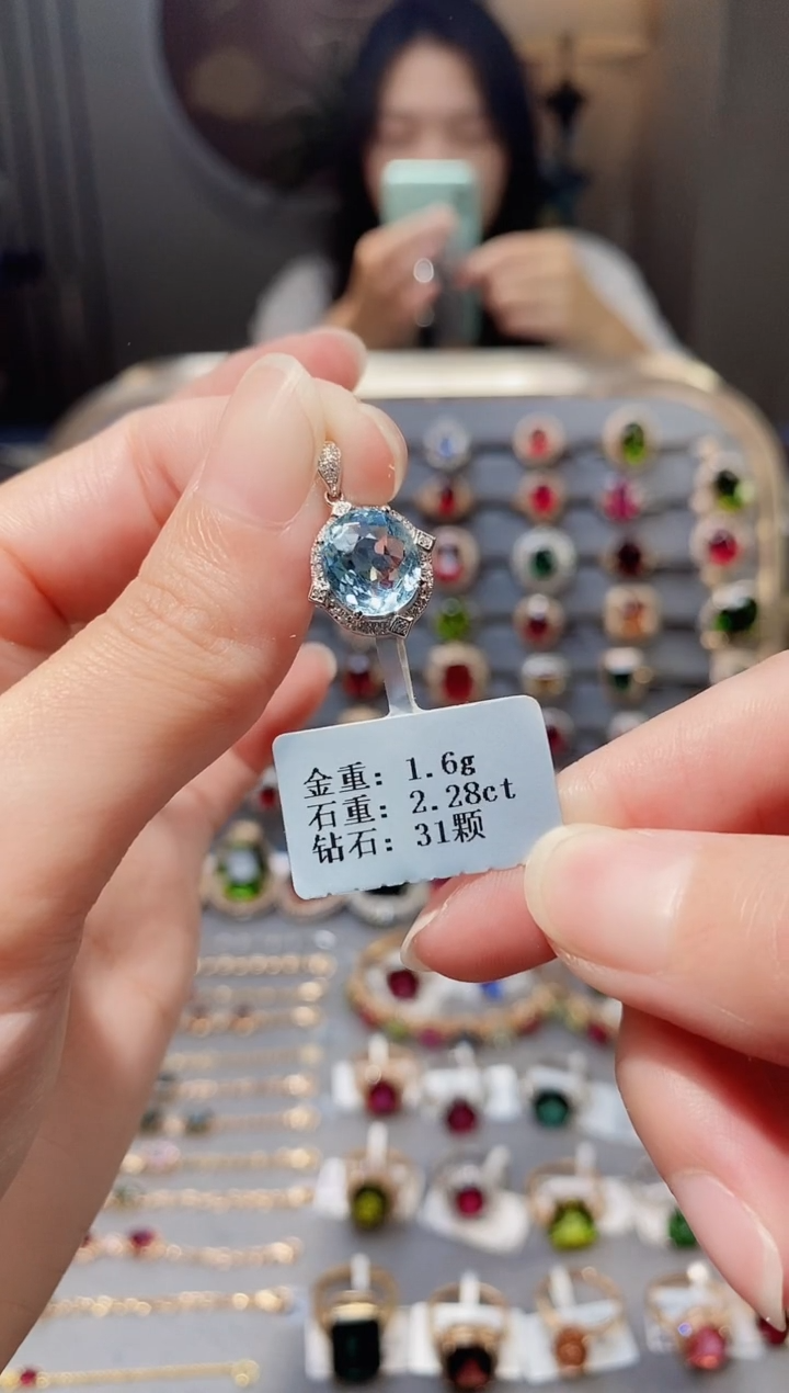 铂Pt950镶嵌颈饰海蓝宝石2.28.