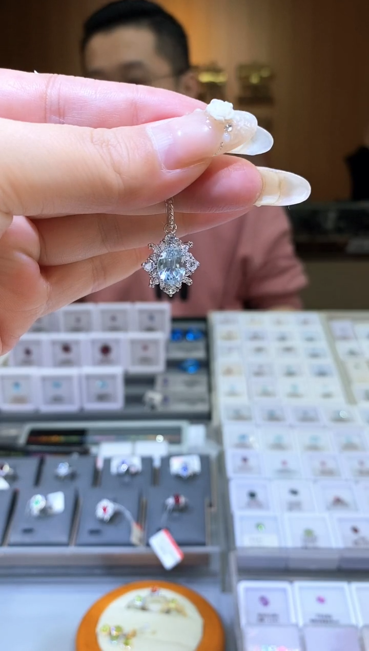 【闪购商品】海蓝宝石吊坠(赠链)银S925镶嵌天然海蓝宝吊坠