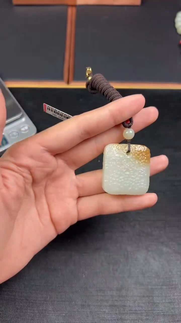 【闪购商品】和田玉吊坠(赠链)未镶嵌且末金山微色差