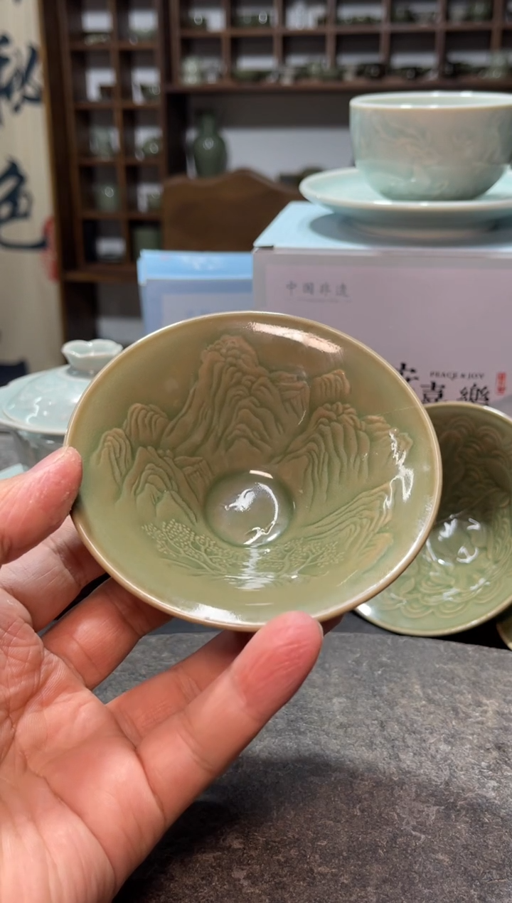 微瑕浮雕山水斗笠1只