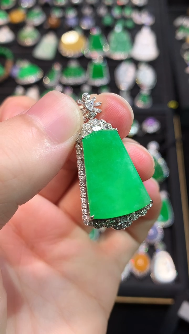 吊坠(赠链)18K金镶嵌翡翠满绿阳绿无事牌