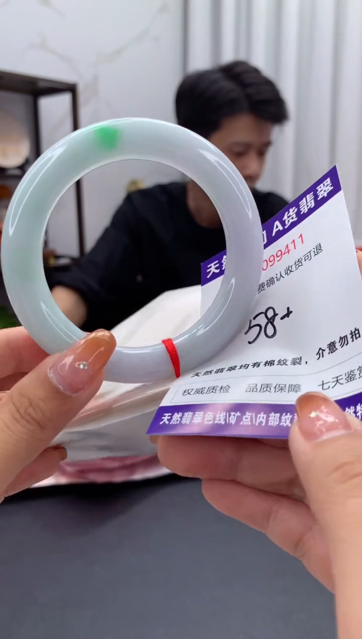 未镶嵌手镯翡翠有纹，完美者勿拍