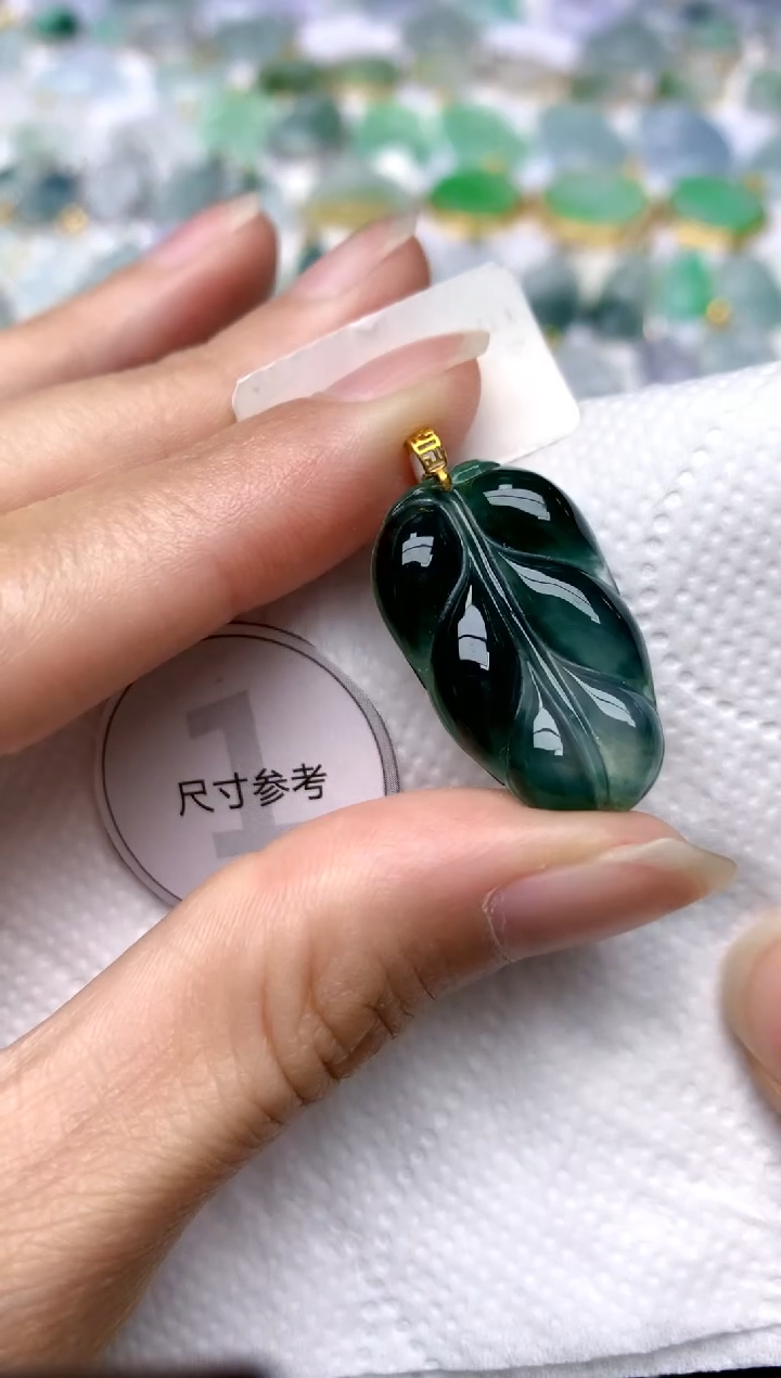 颈饰18K金镶嵌翡翠天然A货翡翠