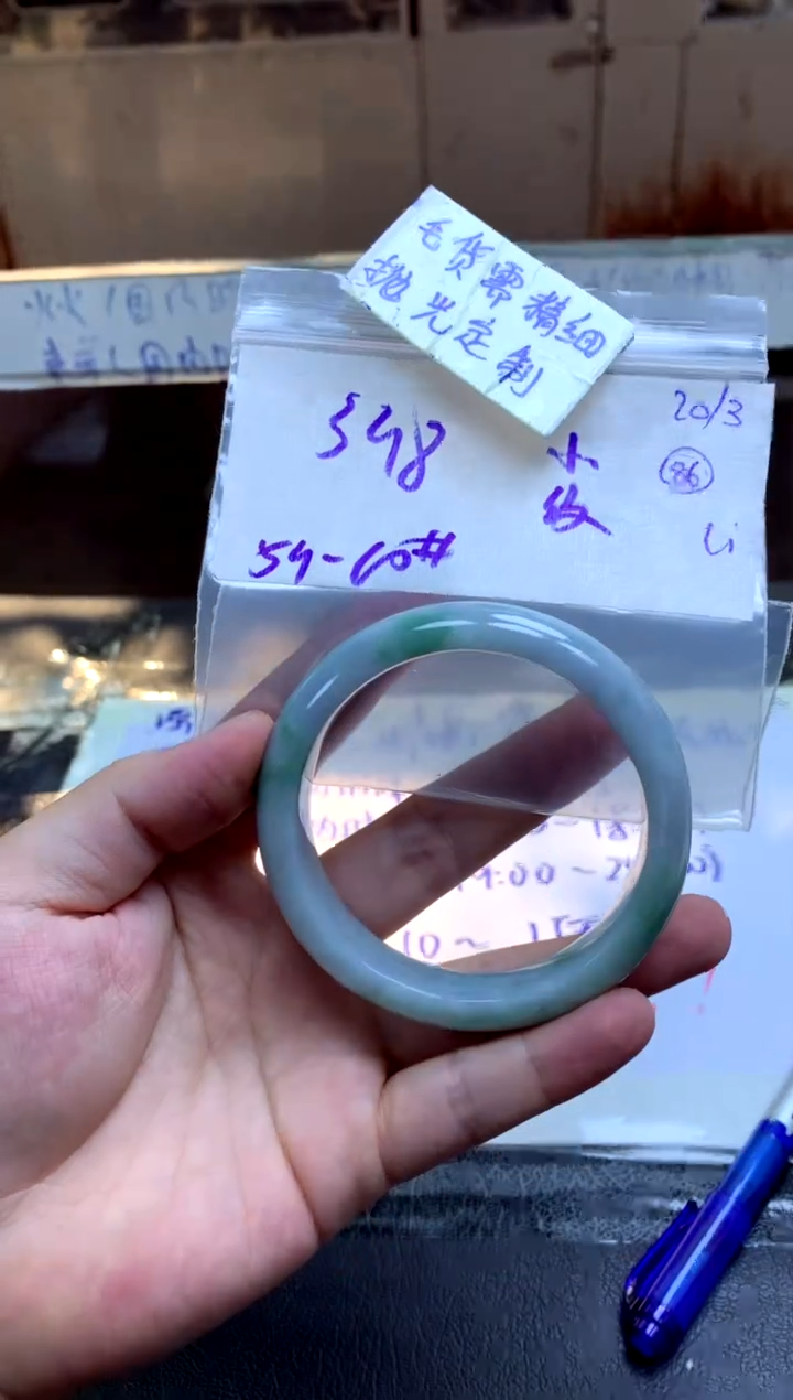 定制翡翠未镶嵌手镯毛货需精细抛光+多人