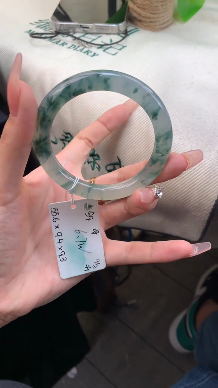 【闪购商品】翡翠手镯未镶嵌 #情人节#送礼，下单联系客服核对地址~