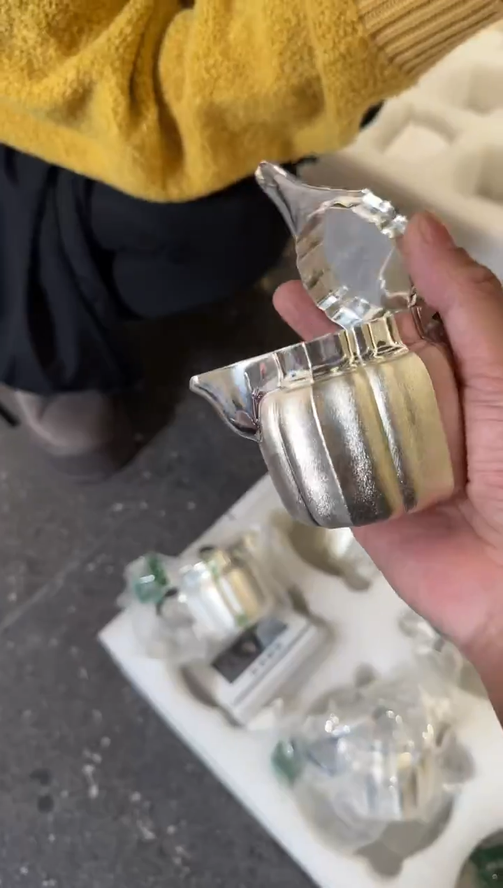 *盖**子呆坐 雪花纹整敲莲瓣官帽壶