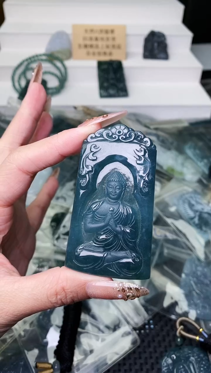 颈饰未镶嵌翡翠 