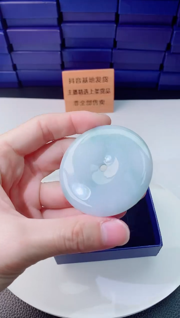 翡翠未镶嵌颈饰         