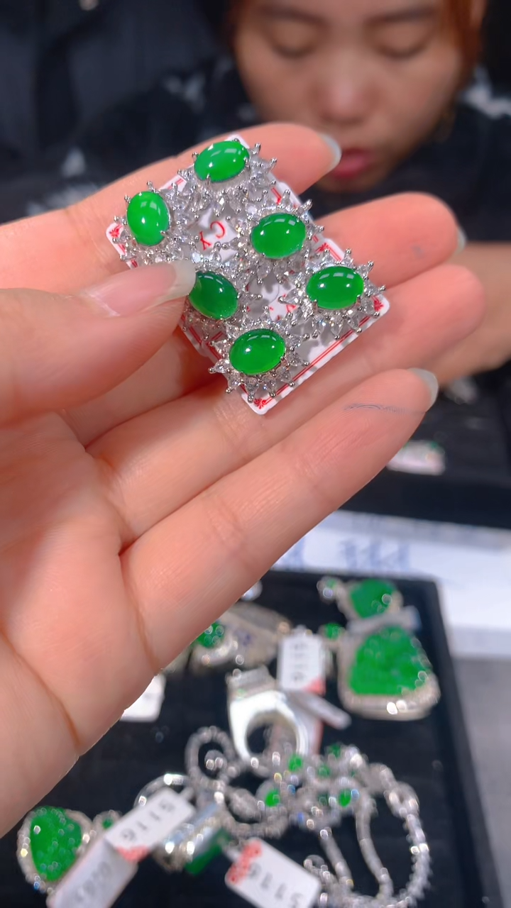 【闪购商品】定制翡翠未镶嵌35定制翡翠，多样性发货（发其一）