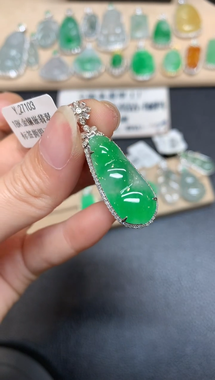 【闪购商品】翡翠颈饰18K金镶嵌福豆【无服务费