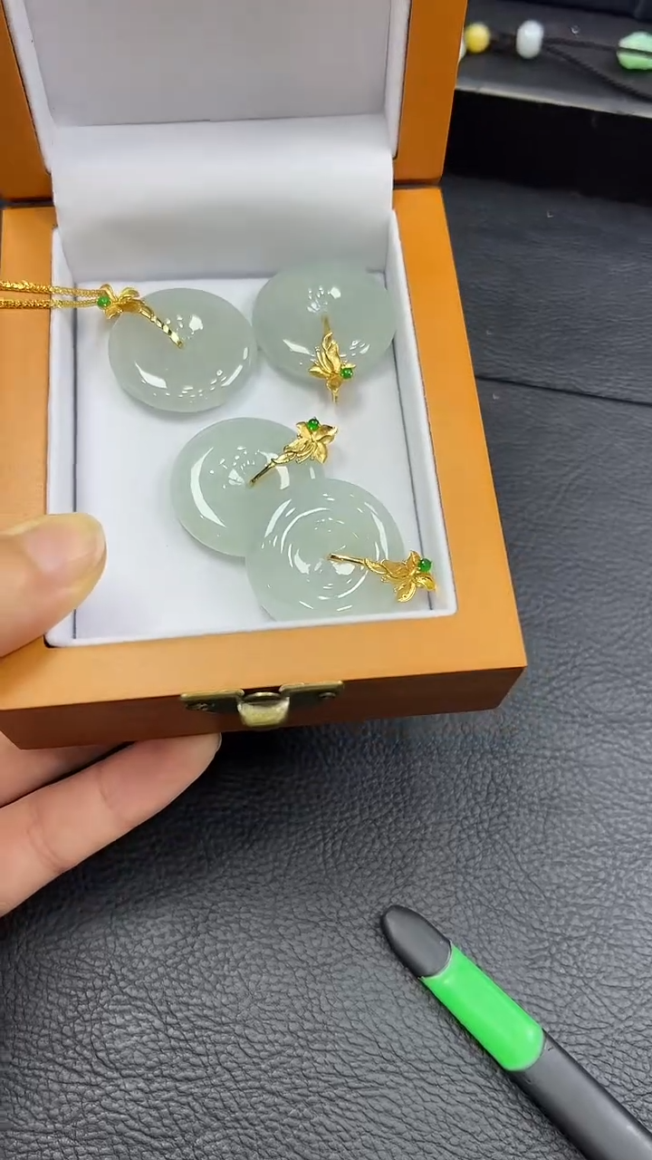 18K金镶嵌挂件翡翠平安扣（多样性发其一）