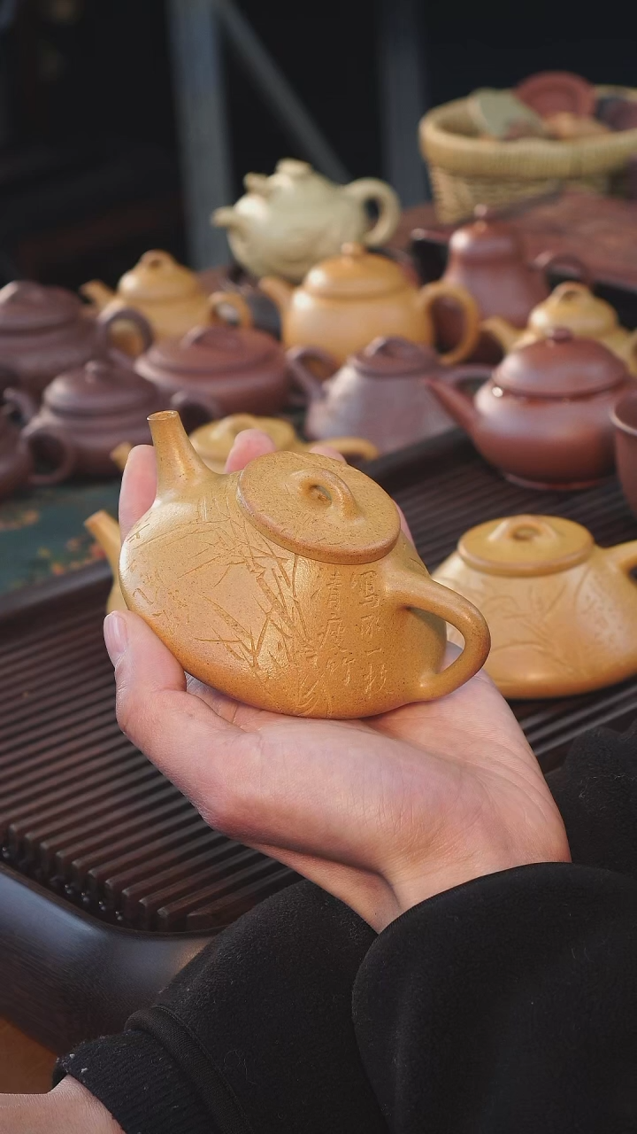 【闪购商品】紫砂茶壶老宕口黄金段刘一飞刻绘：竹子