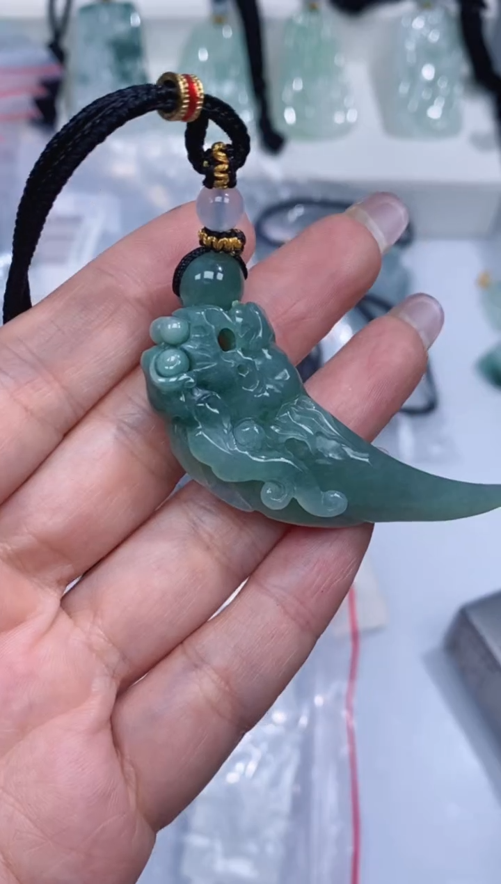 颈饰未镶嵌翡翠吊坠