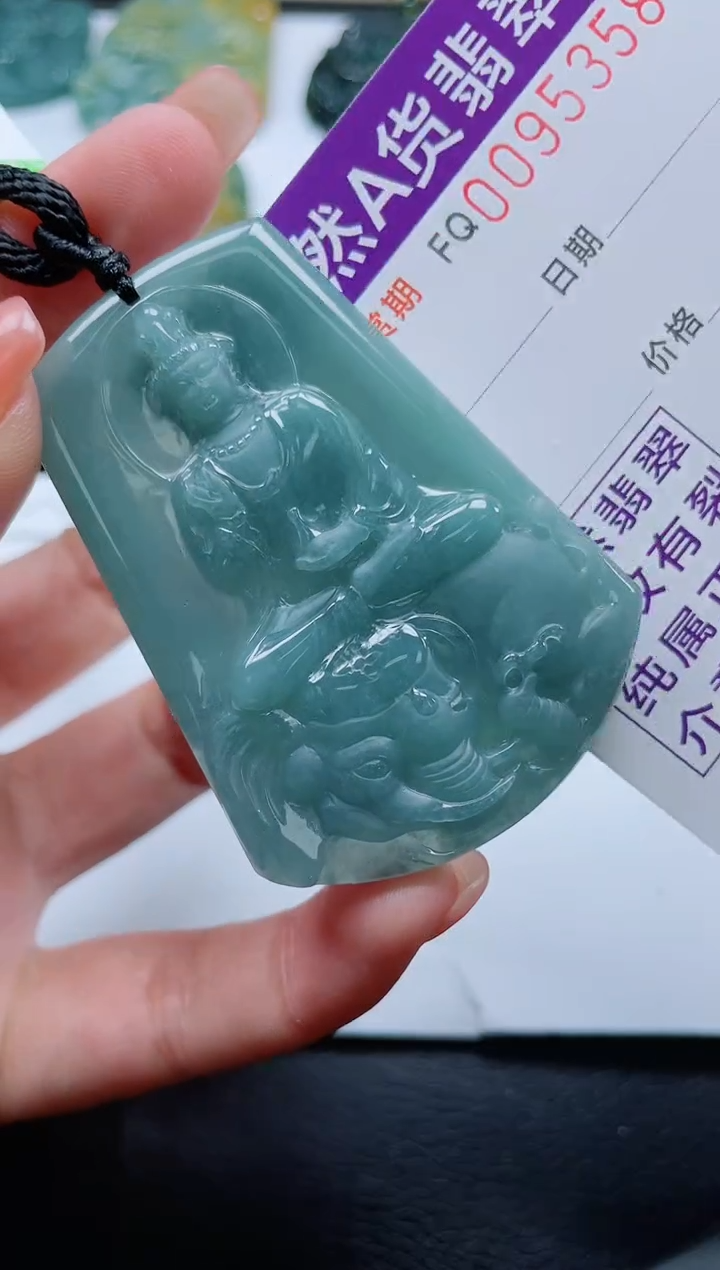 翡翠未镶嵌颈饰            