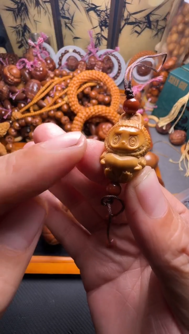 手串橄榄核拉布布