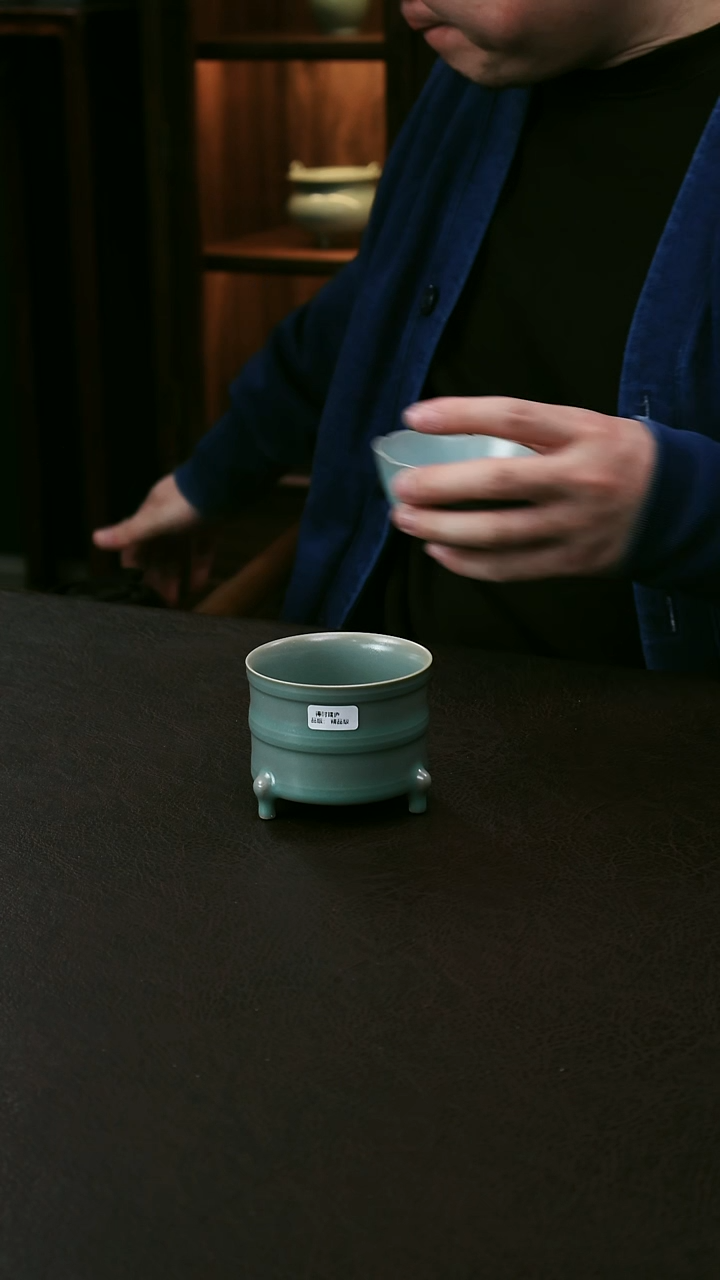 【闪购商品】其他汝官窑精品/小号三足弦纹樽81