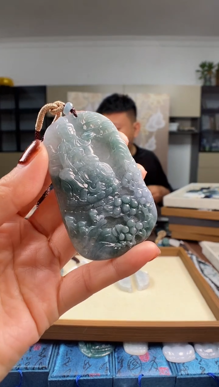 颈饰未镶嵌翡翠  多样性发其一