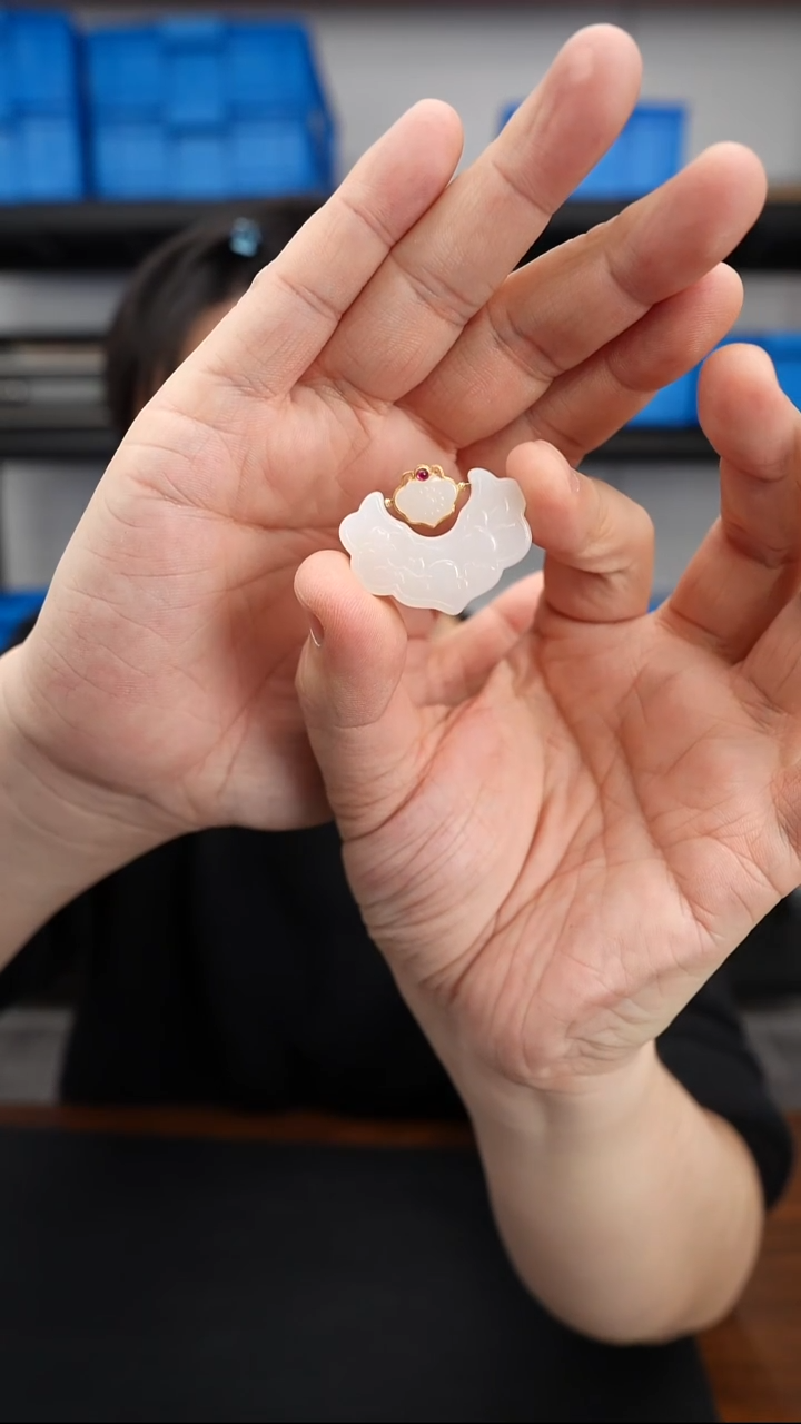 颈饰18K金镶嵌和田玉0102DL347如意吊坠