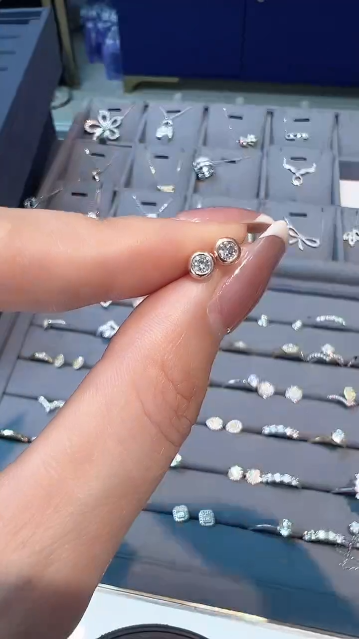 【闪购商品】20分耳钉18K金镶嵌钻石多样性发一