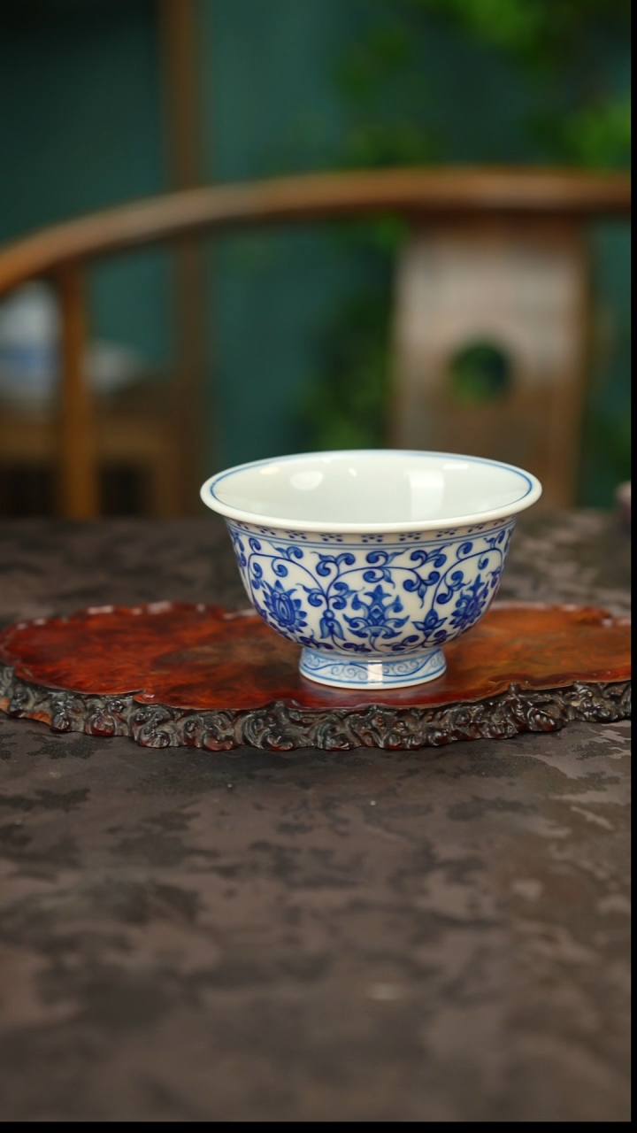 青花手绘缠枝莲主人杯