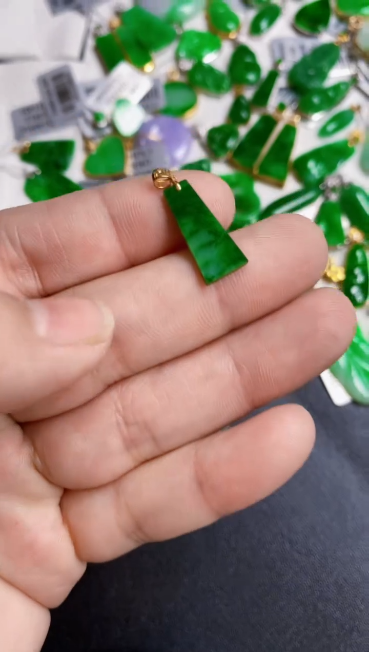 【闪购商品】翡翠颈饰18K金镶嵌吊坠